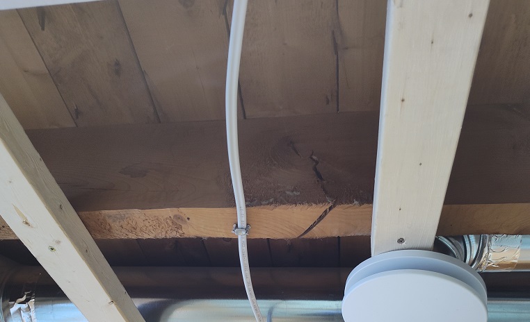 Avant réparation solive fissurée - Montréal | Before fixing cracked joist - Montréal